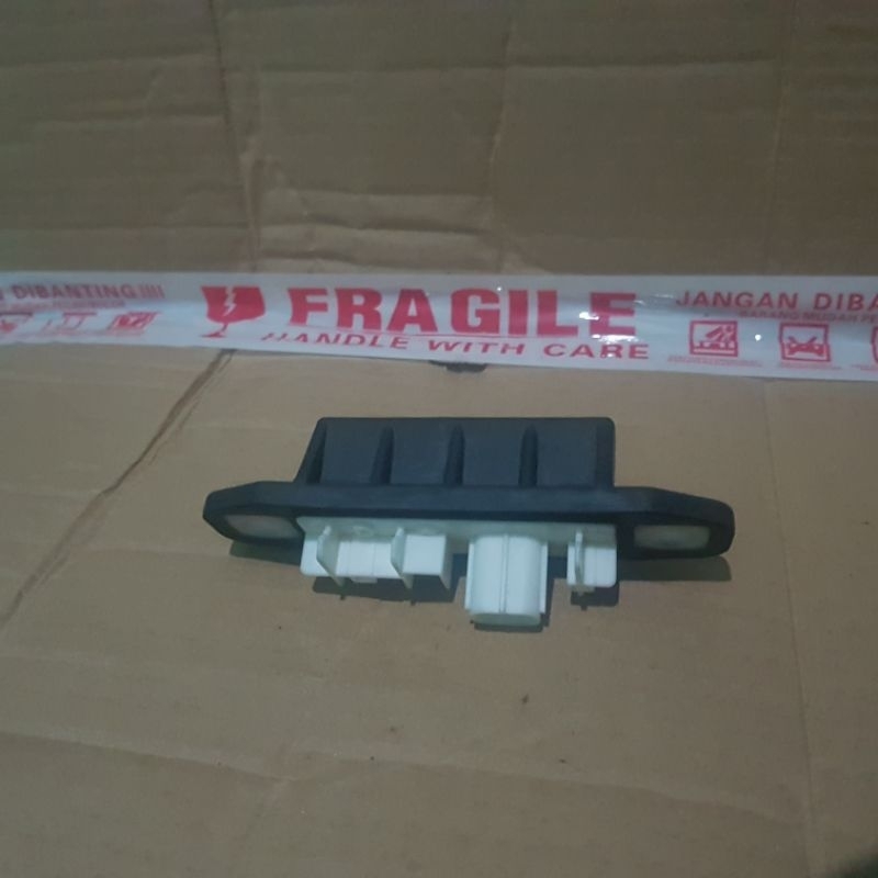 Tombol switch back door/Tombol pintu bagasi.Untuk mobil Innova Reborn.
Barang Original.
Kondisi bara
