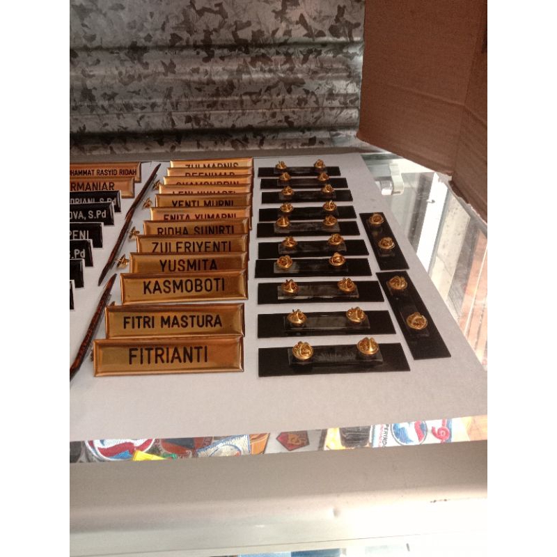 

papan nama dada/nametag warna emas lapis fiber