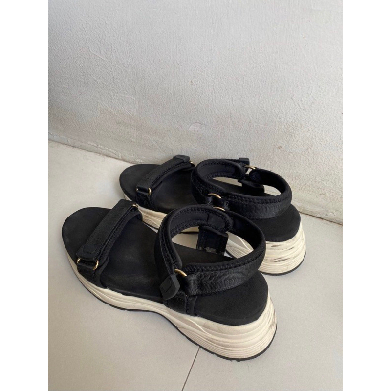 Sepatu sandal Stradivarius