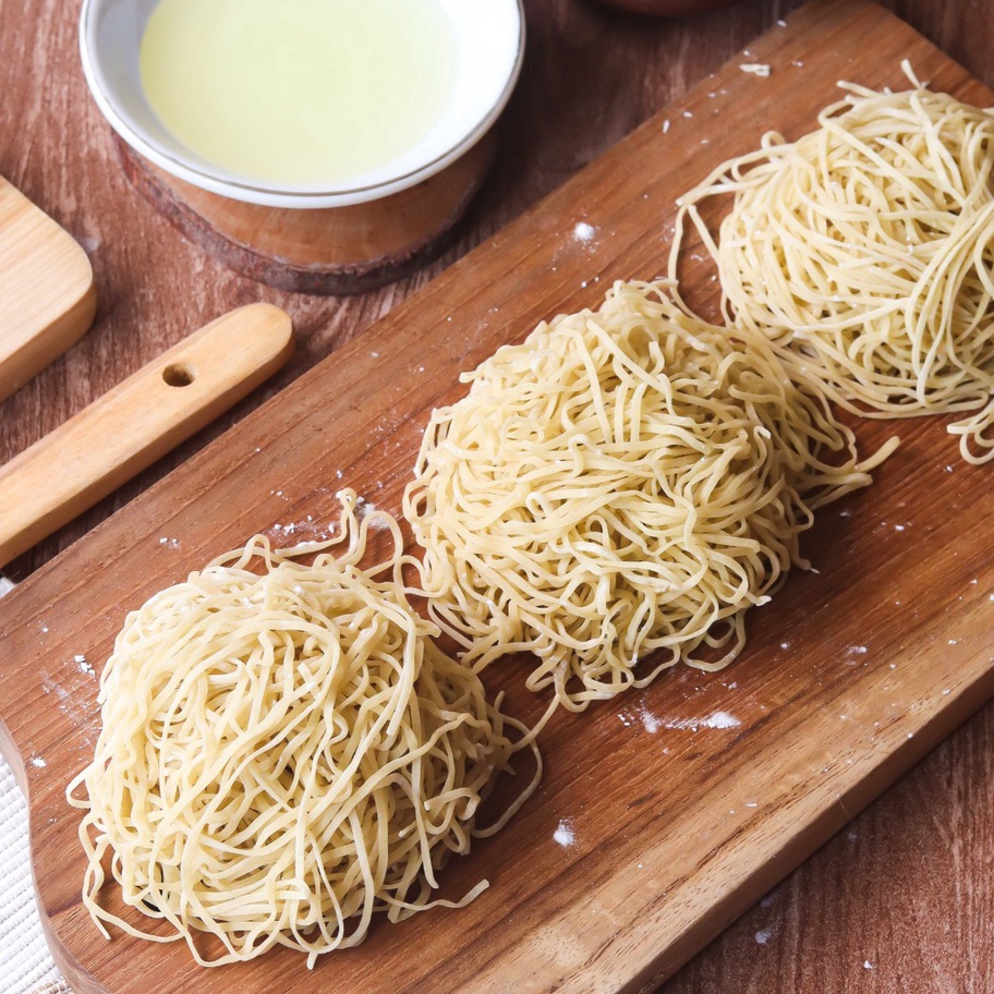 

MODEL DTN514 Mie Mentah Halus Homemade (Bakmie Ayam) 1KG / 1000 Gram / 10 Porsi Mangkok