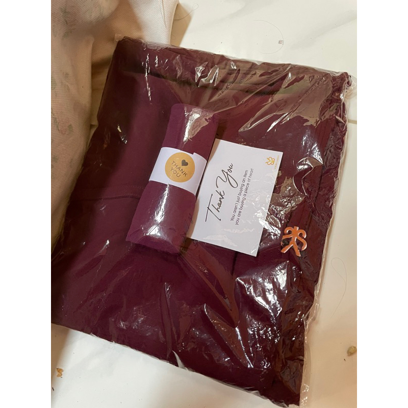 khimar non pet set cadar ceruty dua layer warna burgundy by yoora sarah