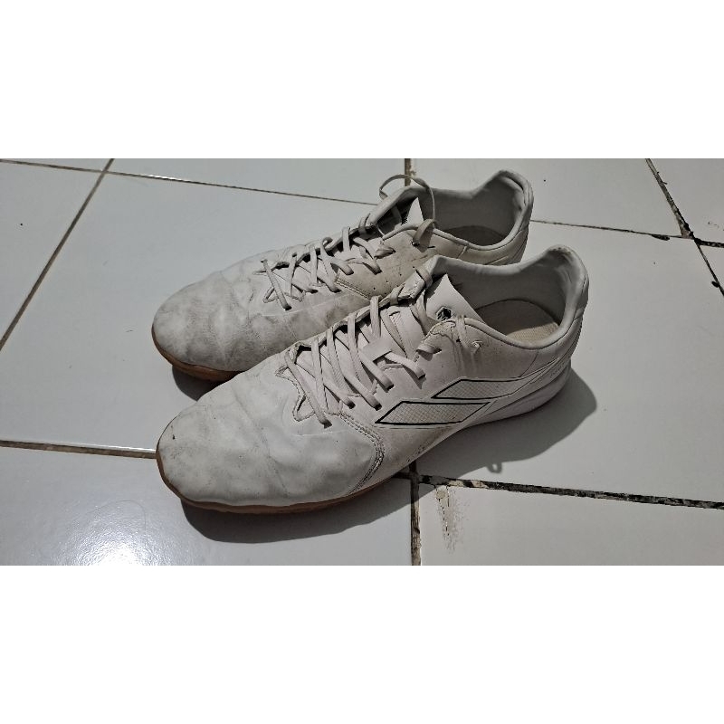 sepatu futsal mills triton sabre in white size 45 2nd