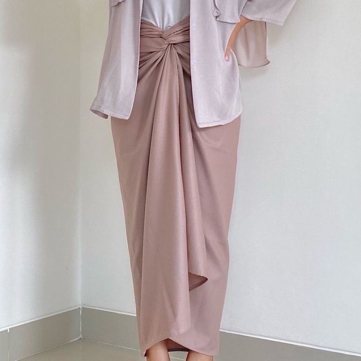 Seller Rok lilit satin // satin wrap skirt // bawahan kebaya // rok polos // rok satin