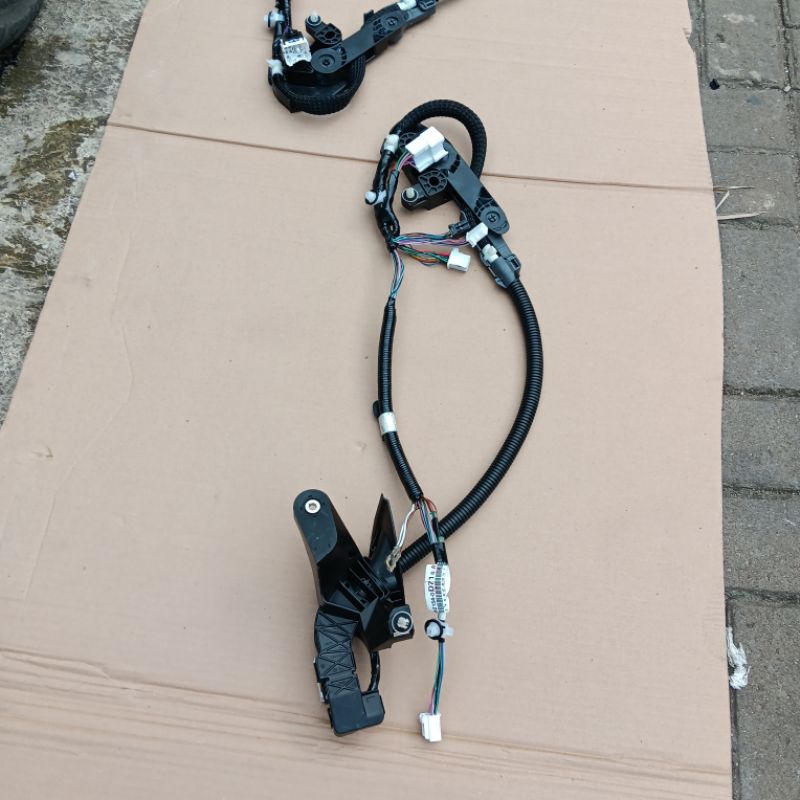 kabel pintu sienta 82154-0d71a