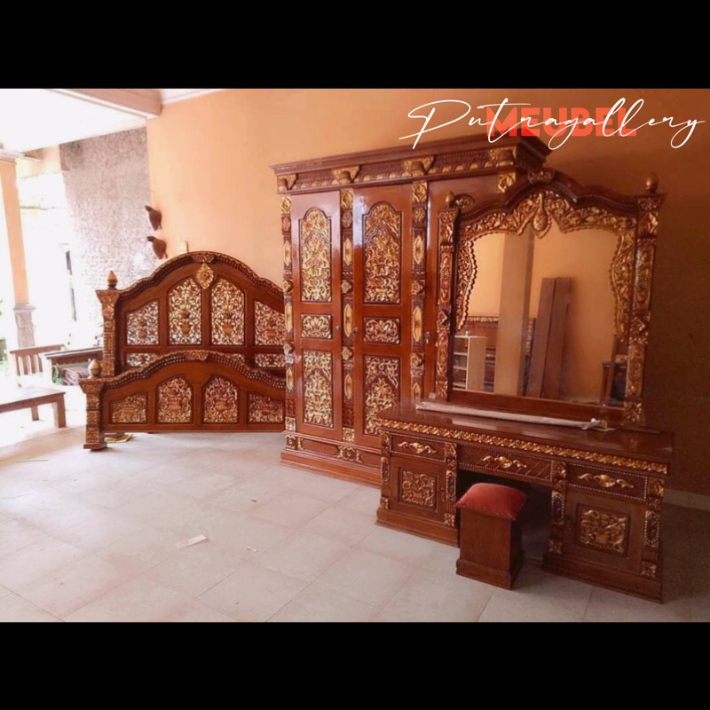 Set Kamar Tidur Gebyok Full Ukir Kayu Jati Jepara Finishing Warna Natural Kombinasi Gold PGM-002