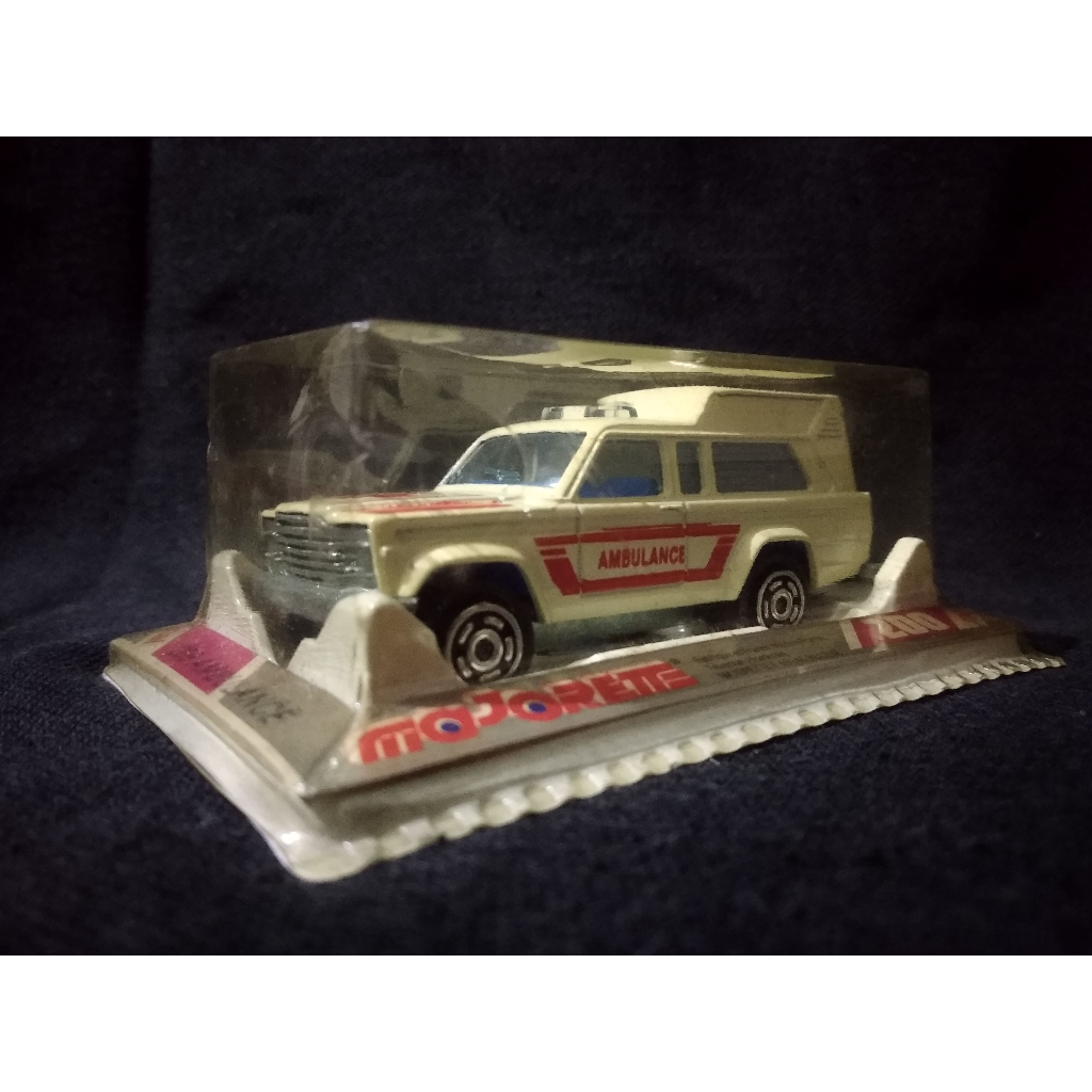 [Diecast] Majorette Jeep Cherokee Ambulance
