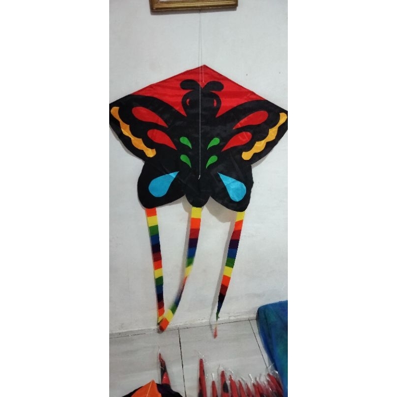 layangan kain motif kupu-kupu