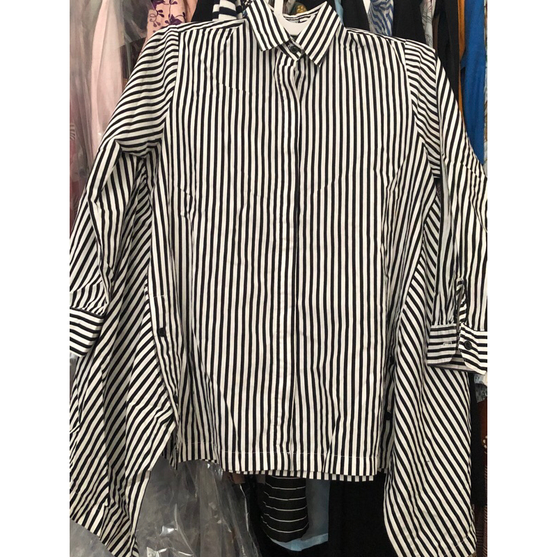 kemeja deenay preloved msh bagus salur hitam putih tgn panjang kancing model lucu bagian bwh baju as