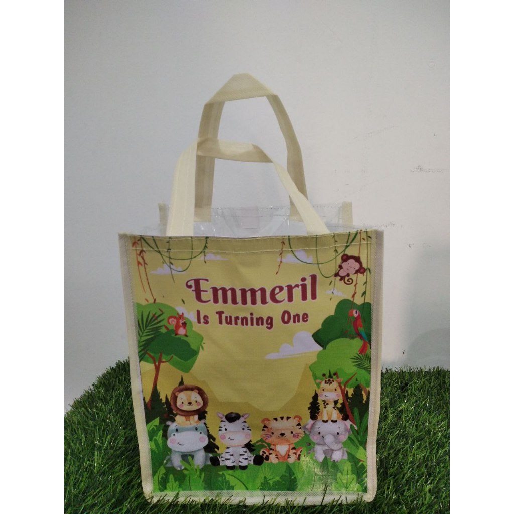 

Tas Ulang Tahun Mika / Tas Souvenir/Goodibag 25 x 13 x 33