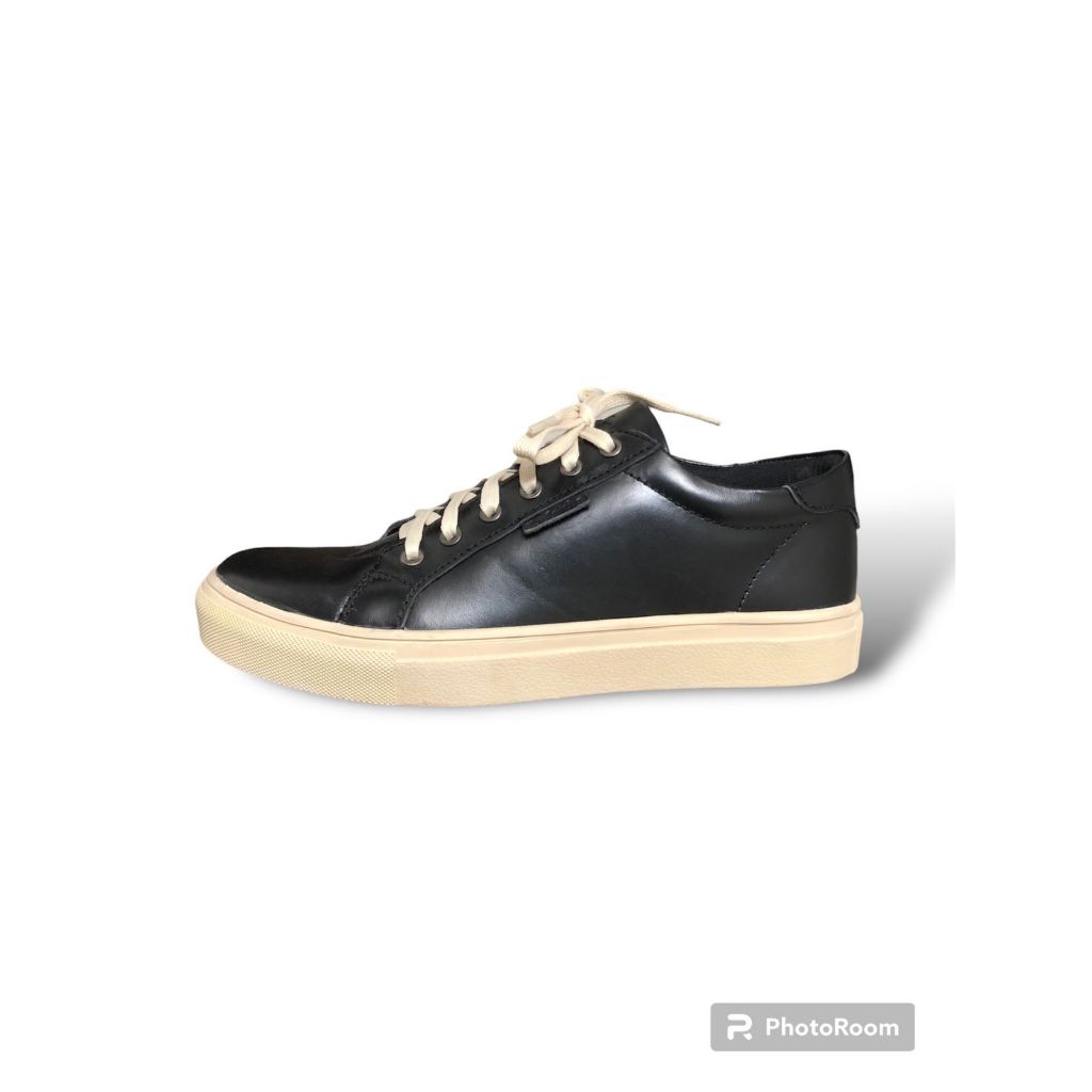 Sepatu sneaker pria kulit hitam