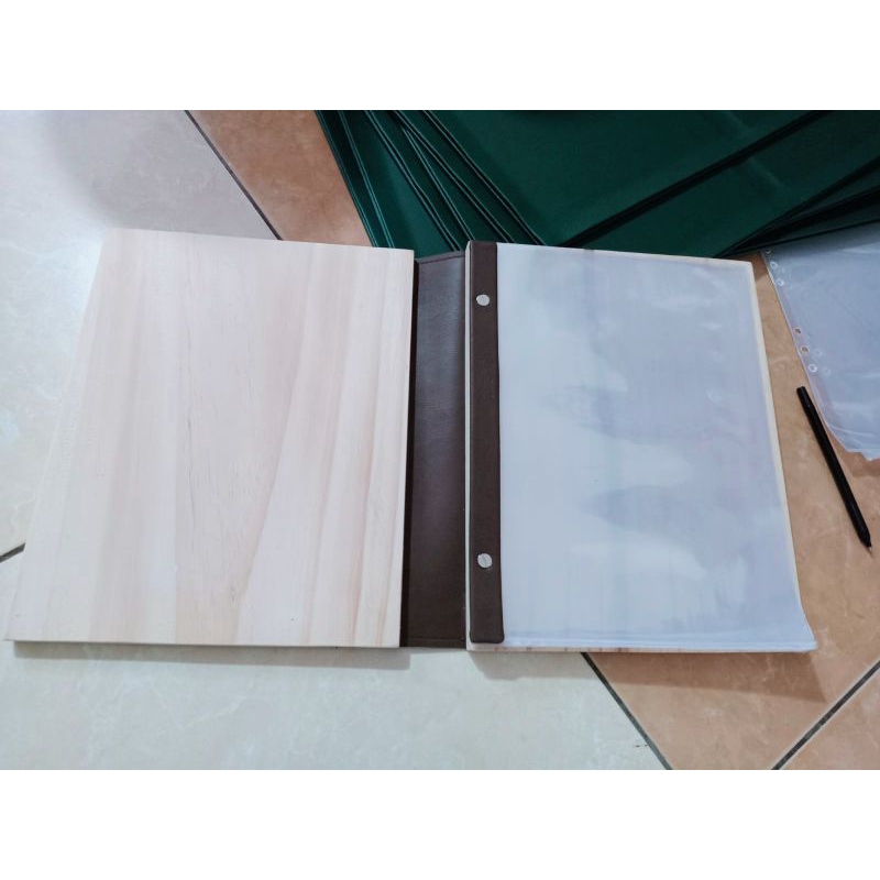 

Buku menu bahan kayu asli