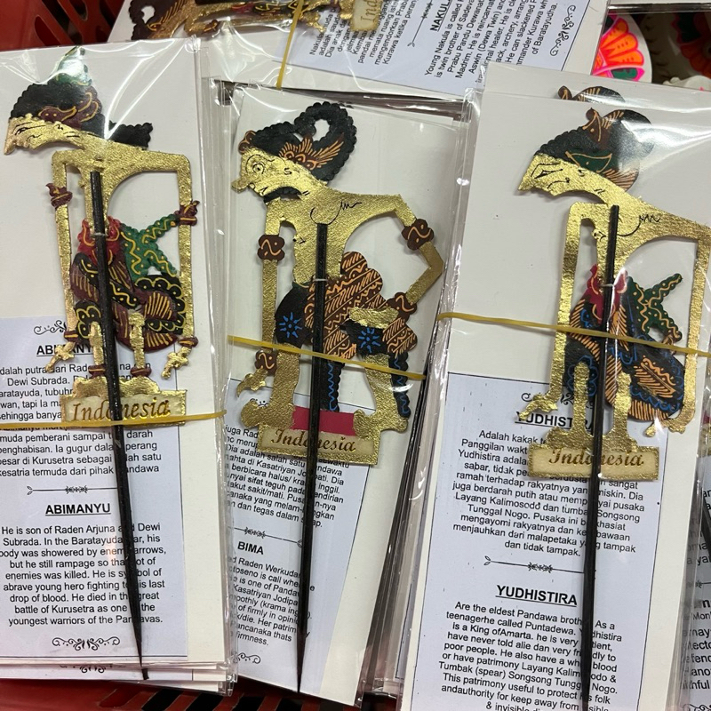 

Souvenir Pembatas Buku Miniatur Wayang Kulit / Oleh Oleh Khas Jogja Bookmark Wayang Kulit Mini