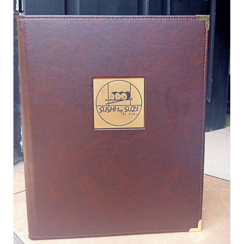 

BUKU MENU RESTO CAFE BAHAN KULIT BISA RIQUEST WARNA COVER DAN LOGO EMBOS,GRAPO,PRINT,UKURAN A4,A5