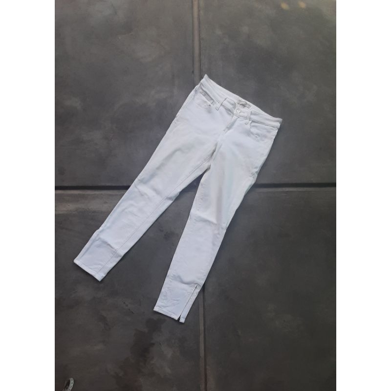 UNIQLO HW JEANS SIZE 28 PUTIH