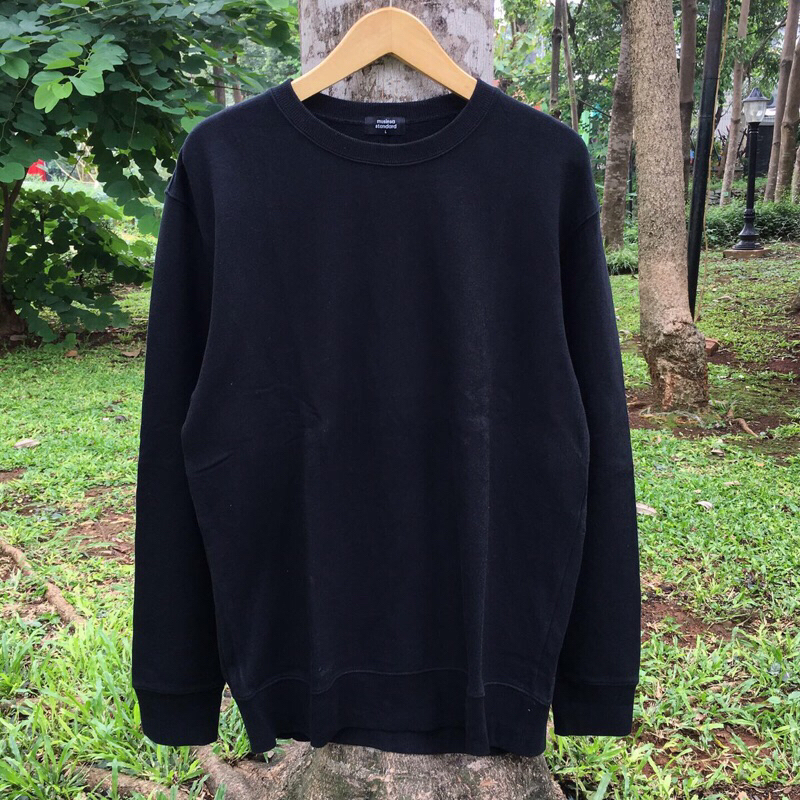 MUSINSA STANDARD BLACK CREWNECK