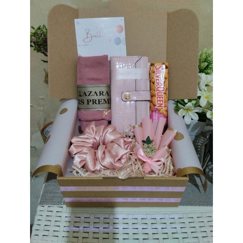 

Hampers Hijab Kado Dompet Pink Import Premium Hadiah Ultah Wanita