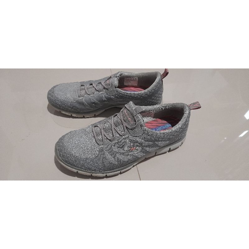 sepatu skechers slip on