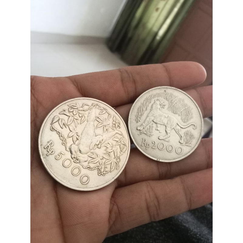 perak 1974 satu keping 2000 rp dan sekeping 5000 rp