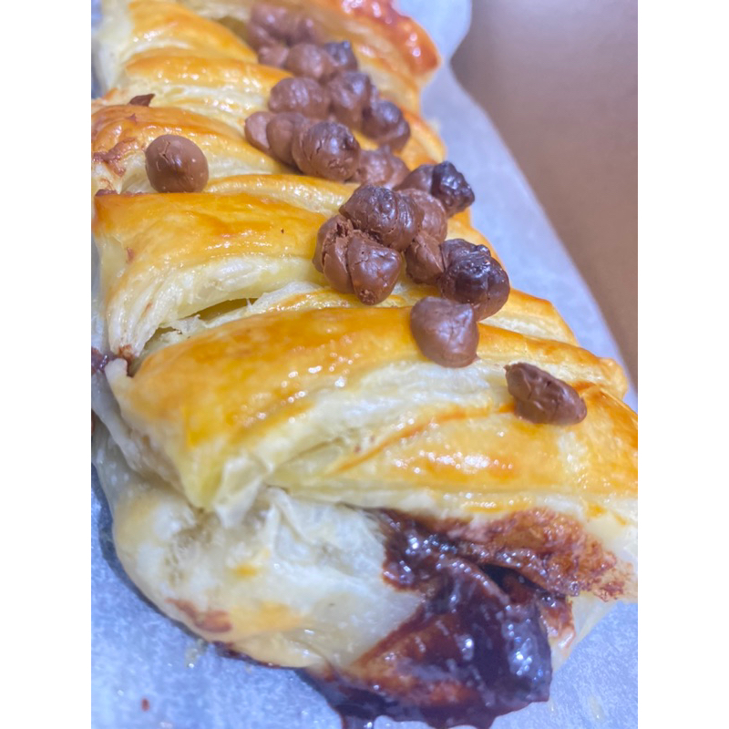 

momyesh bakery banana strudel (pisang strudel) isi coklat meleleh