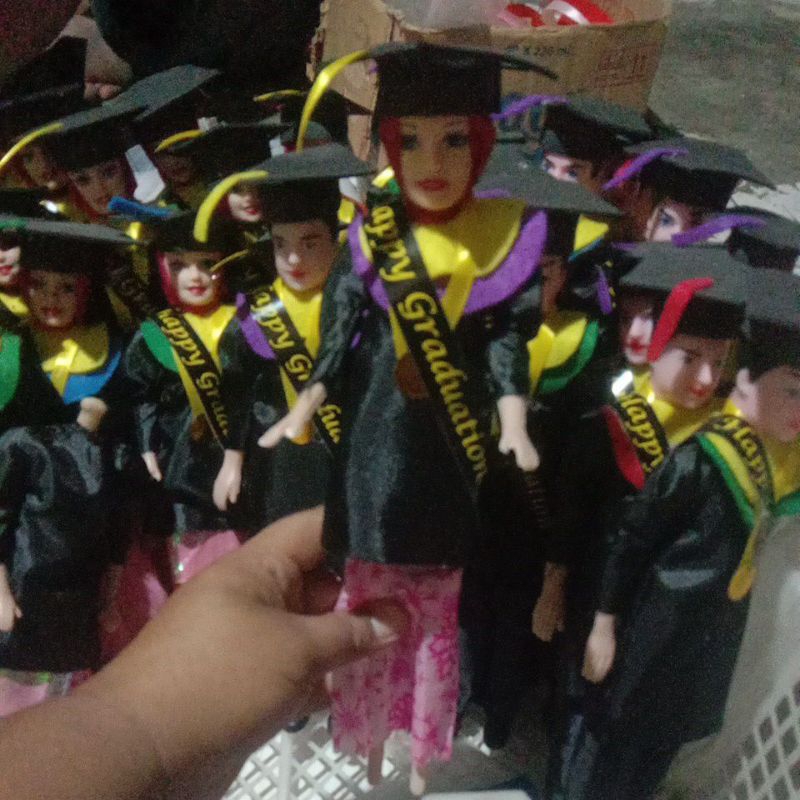 patung boneka wisuda