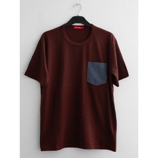 Kaos RED LABEL warna Maroon dengan Kantong Jeans Biru