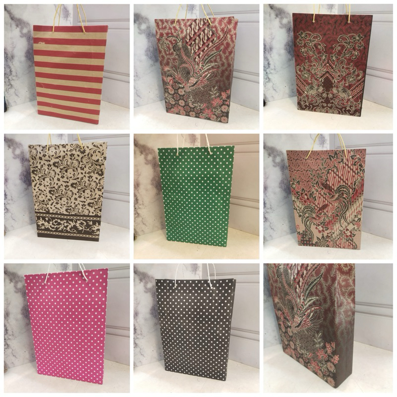 

PAPER BAG BATIK,POLKDOT,GARIS 32x22x7cm.1 PAK ISI 12pcs