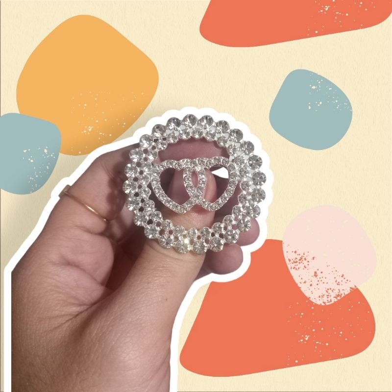 Bros peniti kebaya kutubaru