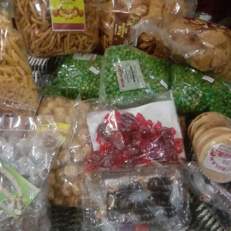 

Jajanan Jadul tradisional snack kue bawang kacang