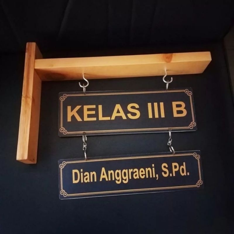 

Papan nama kelas