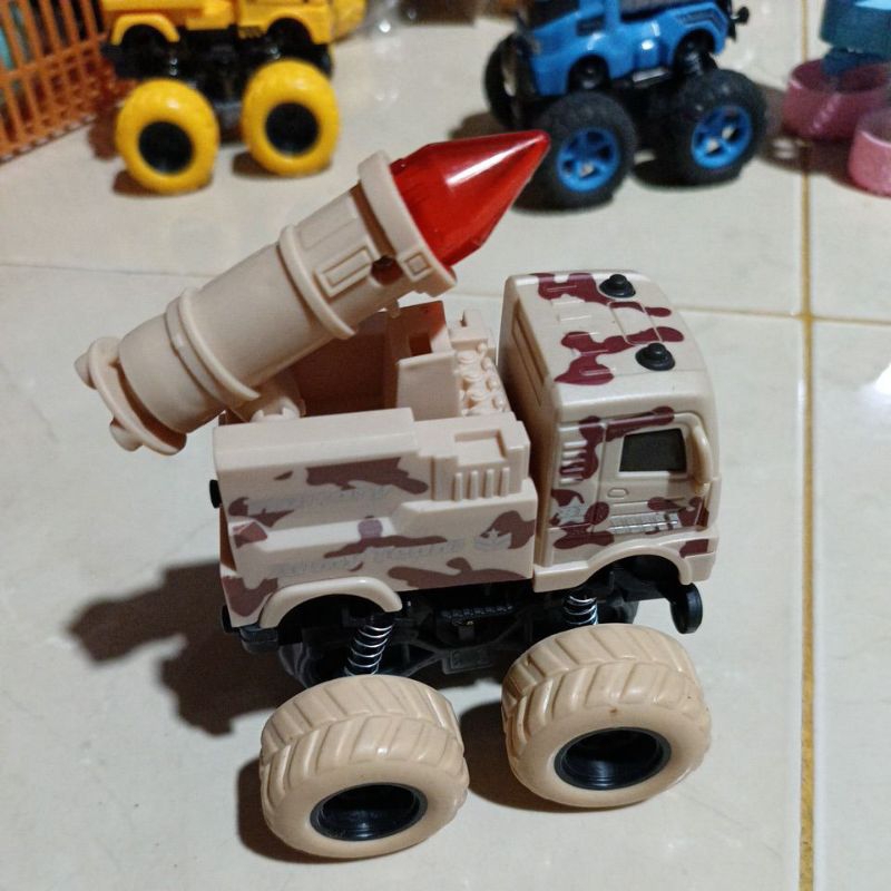 Mobil Mainan Mobil Rudal