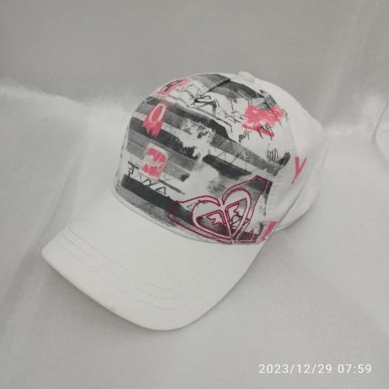 Topi Roxy brand surving pantai