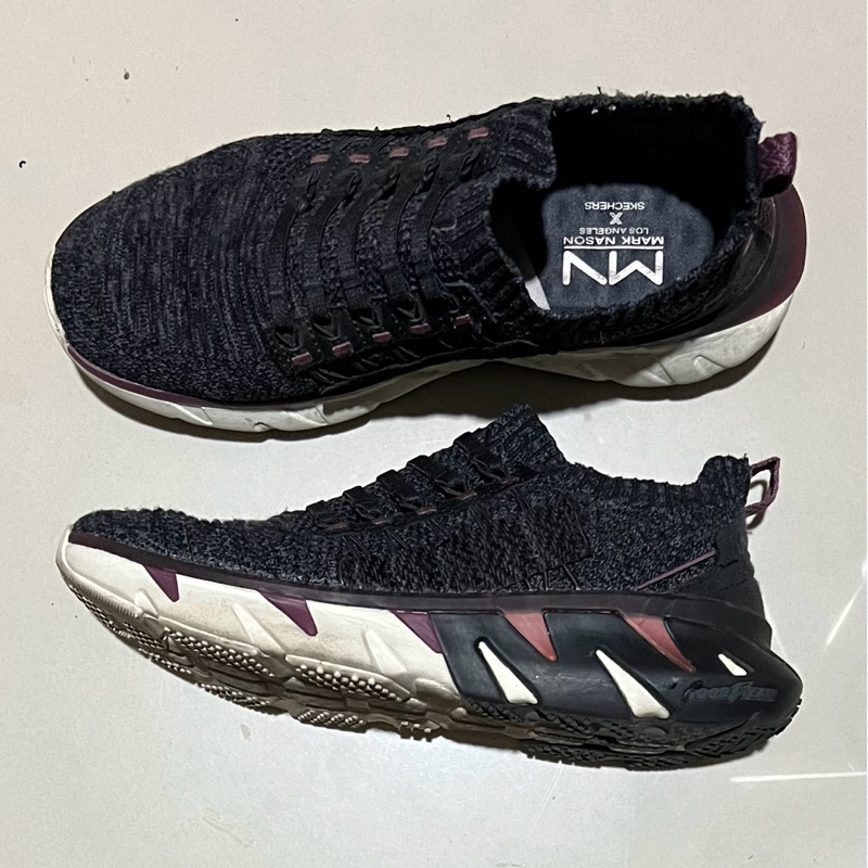 Preloved Sepatu Skechers Ziggy Women’s Sneakers Shoes Limited Edition - Black Size 38 kesayangan