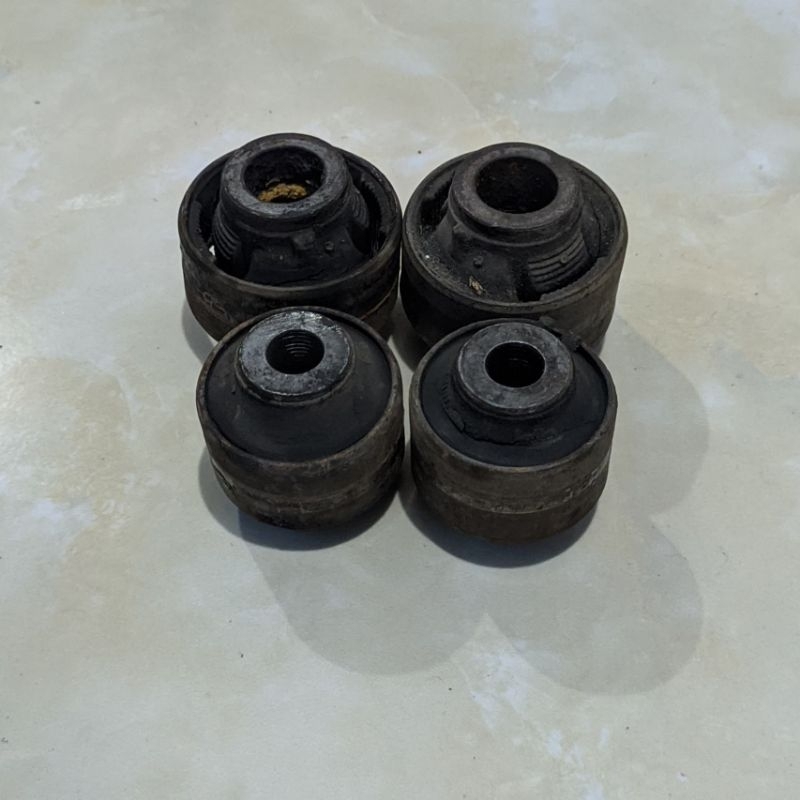 Datsun Go Bushing Arm Sayap Kaki Depan Bekas Set