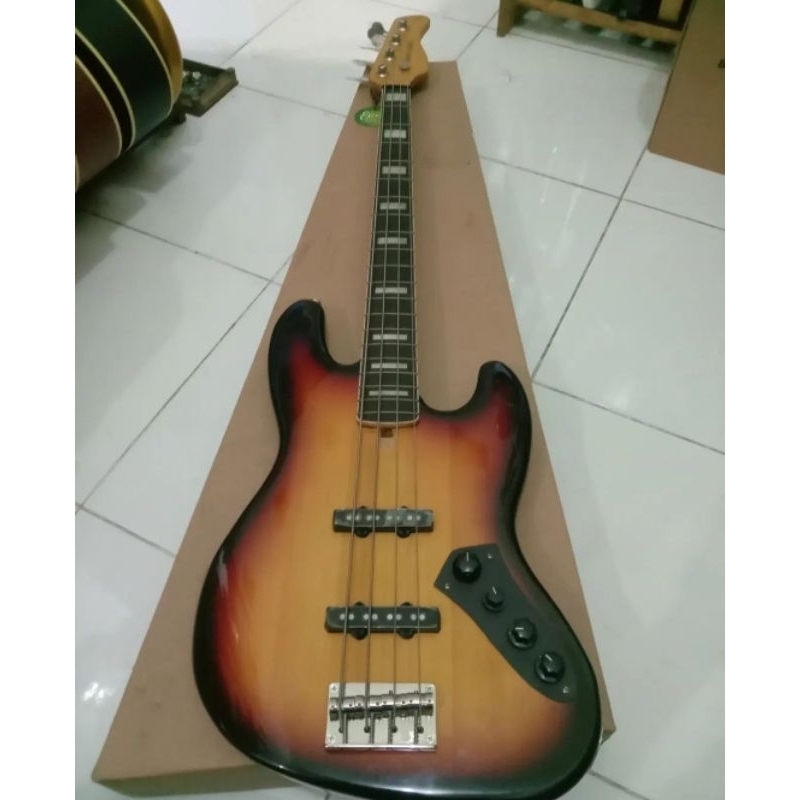 Bass Marcus Miller V3(aktif)