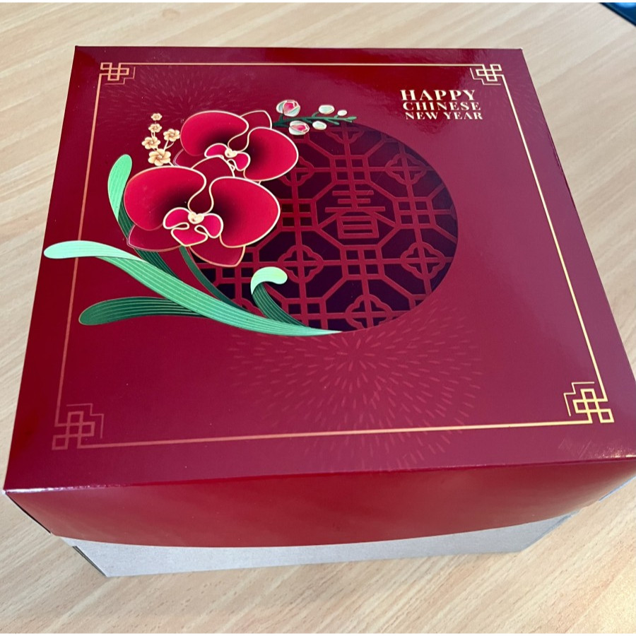 

Dus Kemasan Kue Lapis Legit Bolu Kue Kering Box Edisi Imlek Motif Red Flower Ukuran 25x25x10 cm