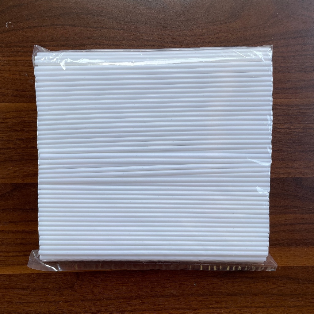 Sedotan plastik warna atau putih