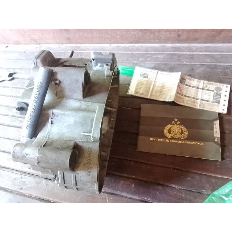 Dokumen Fiz r Plat AB warna Merah 2001