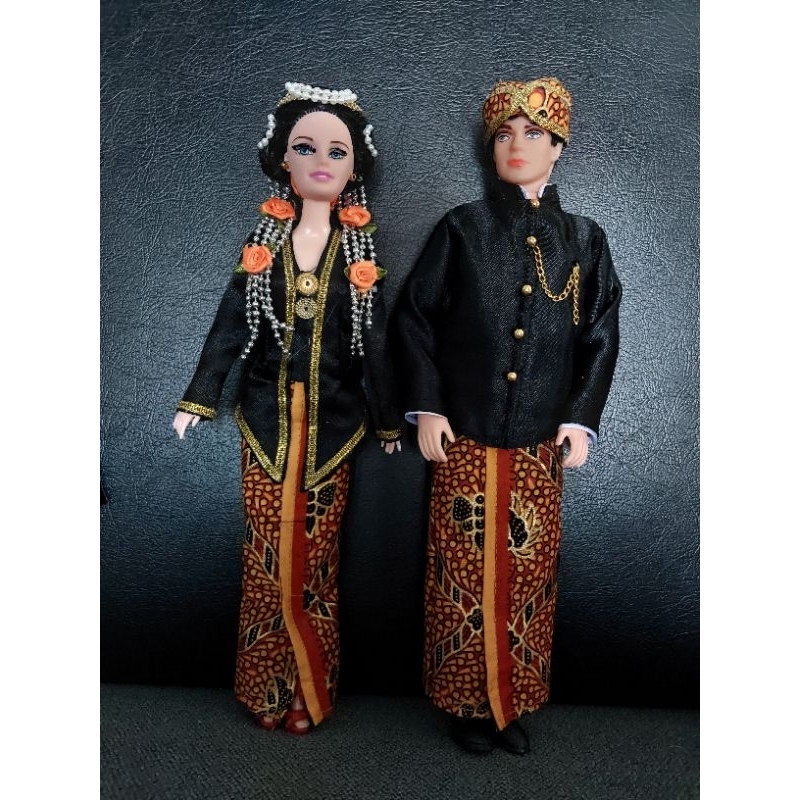Boneka hias pengantin adat jawa beskap