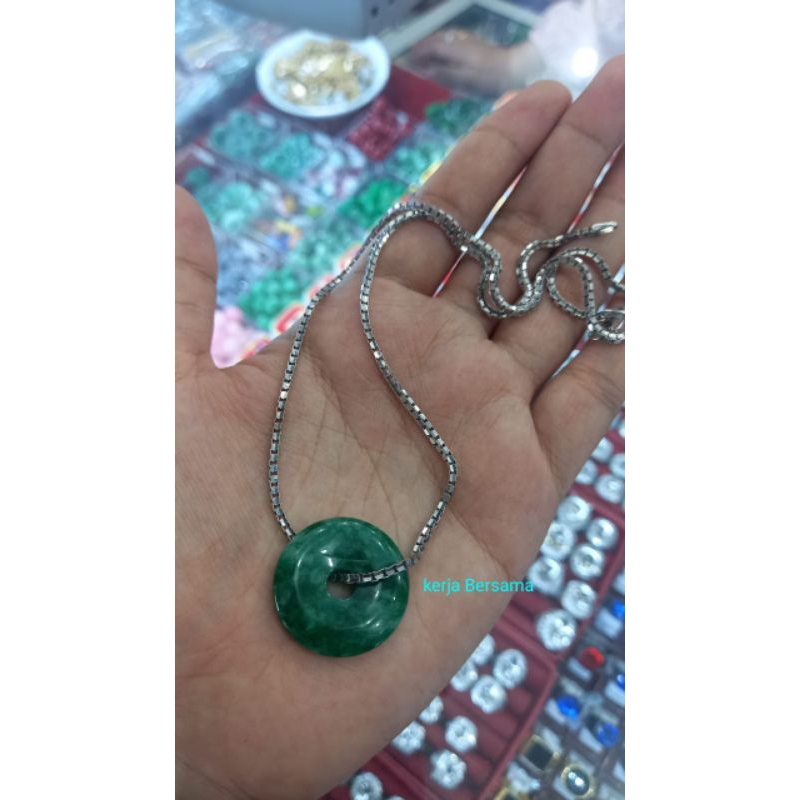 Liontin batu giok hijau tua