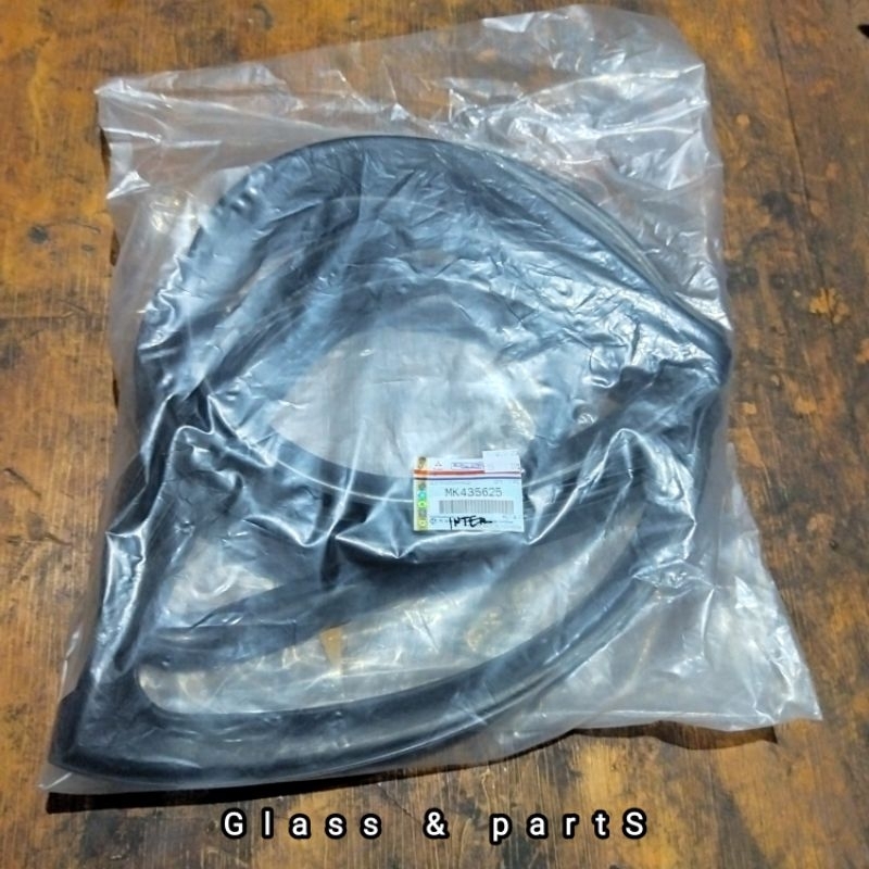 KARET KACA DEPAN KACA BESAR MITSUBISHI CANTER 125/110PS HDX/SUPERSPEED ORIGINAL