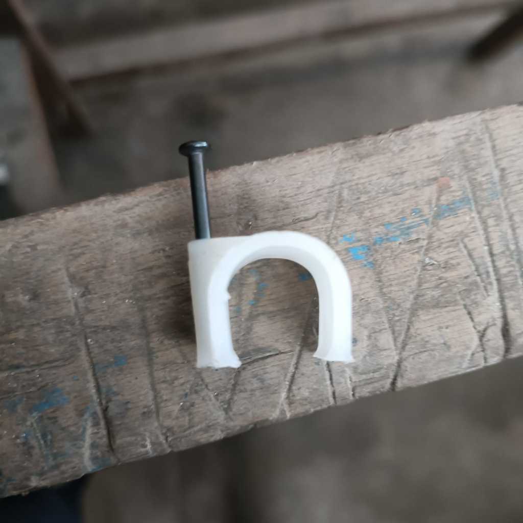 Klem Pipa Listrik 3/4" Inch / Klem Kabel / Klem Pipa Conduit / Paku Kleman
