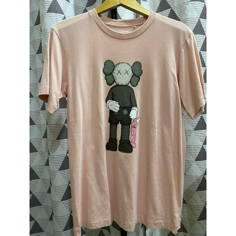 Uniqlo uni Kaos UT KAWS pink