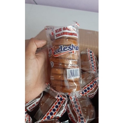 

Stok terbaru Kue Gambang Tradisional Nadesha isi 1