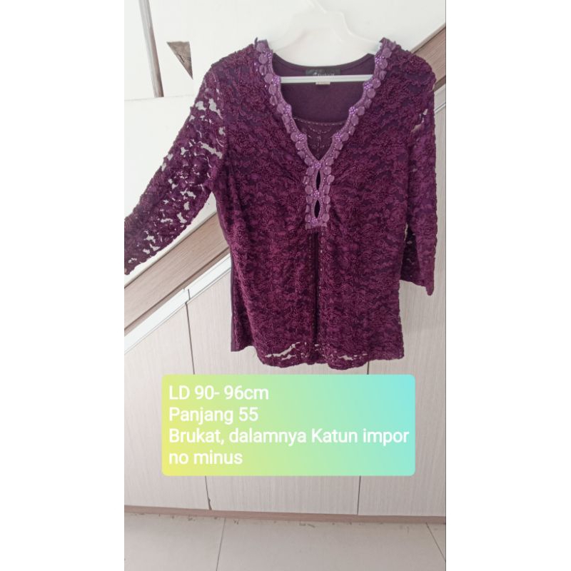 Atasan pesta ungu brukat manik