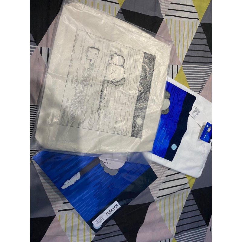 Uniqlo Kaws Bundling Artbook totebag tshirt