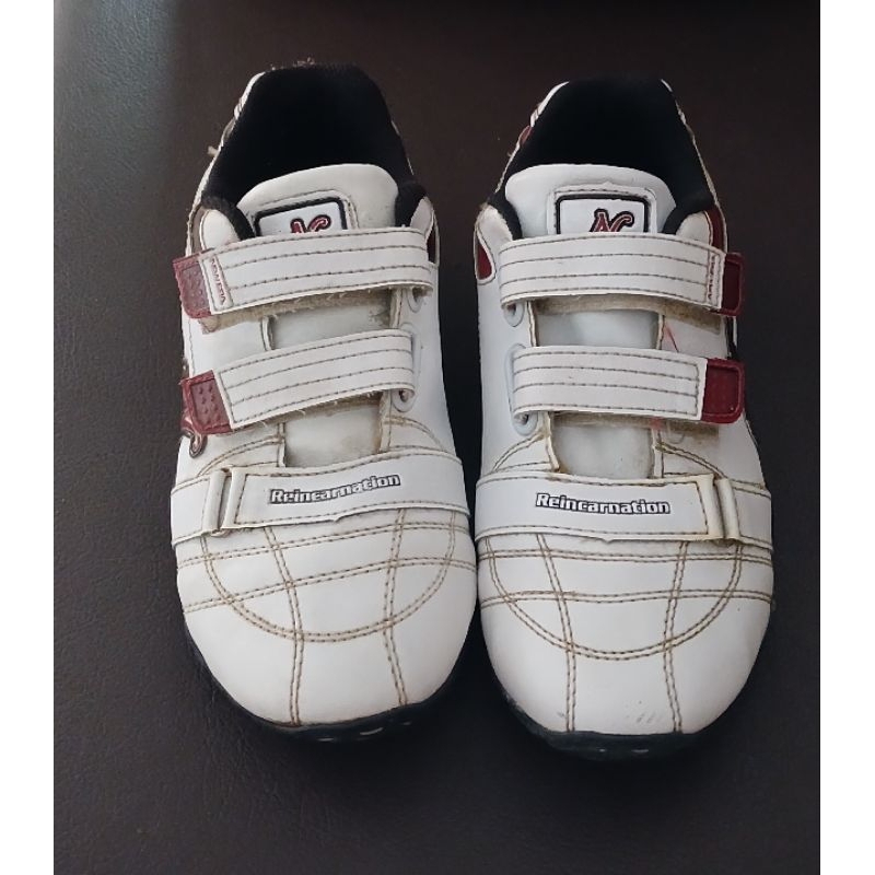 sepatu cewek new era p❤️