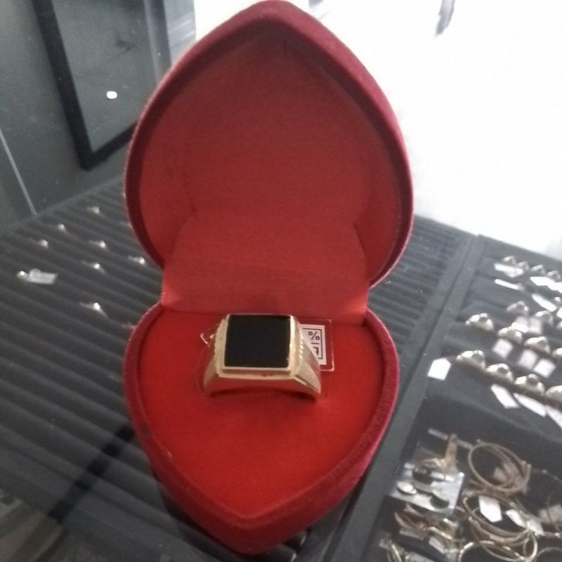 gelang emas kotak mata hitam