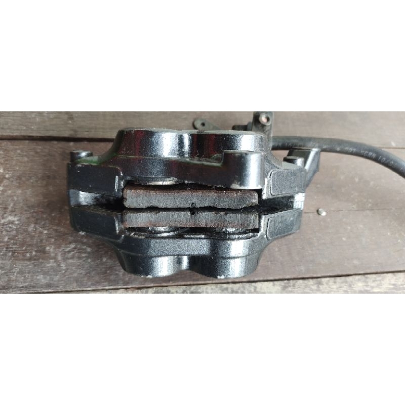 kaliper kanan fzr 1000 sumitomo