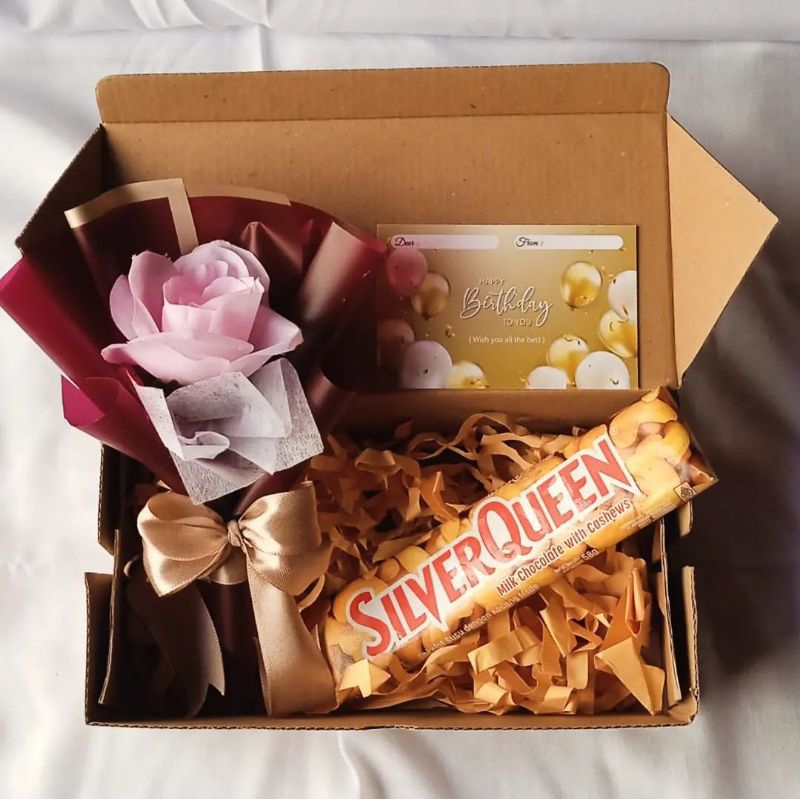 Kado Hampers giftbox buket bunga + coklat Silverqueen hadiah valentine cewek cowok wisuda ulangtahun