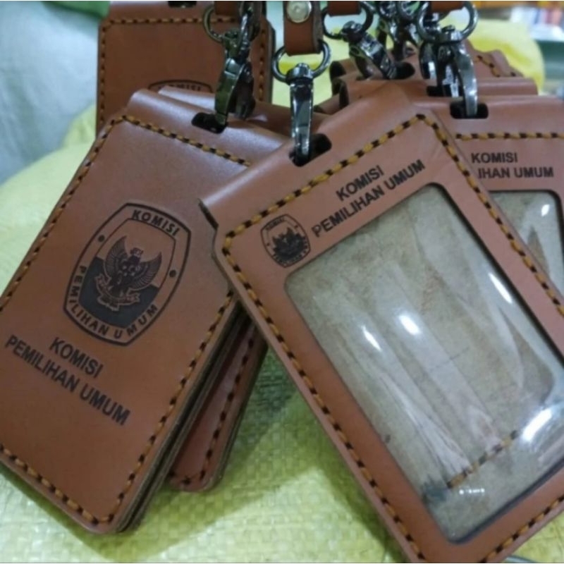 

HOLDER KALUNG ID CARD LOGO KPU KULIT ASLI COKLAT MODEL LIPAT BEST QUALITY PREMIUM